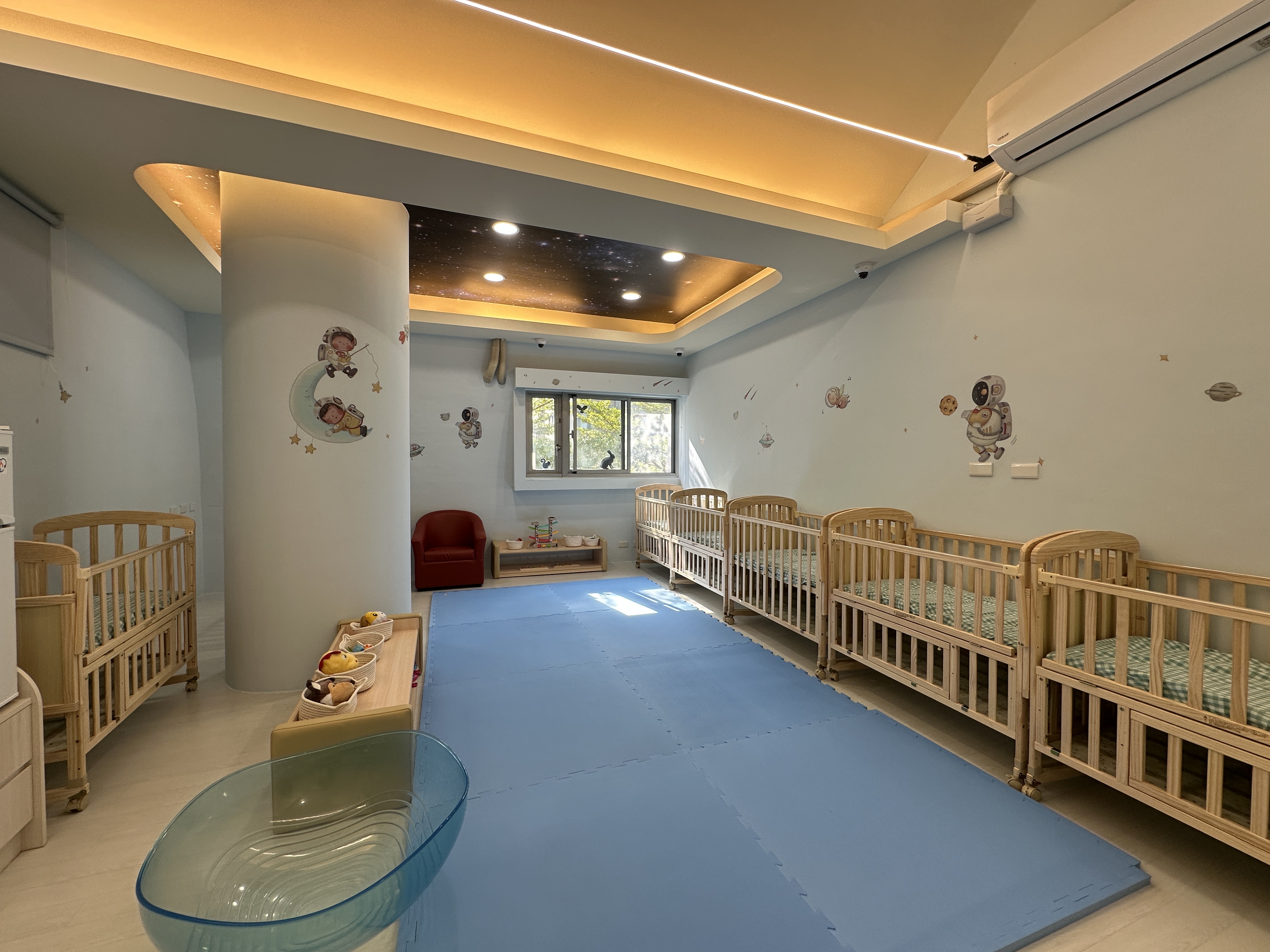 南科托嬰中心0-6個月幼兒教室環境.jpg